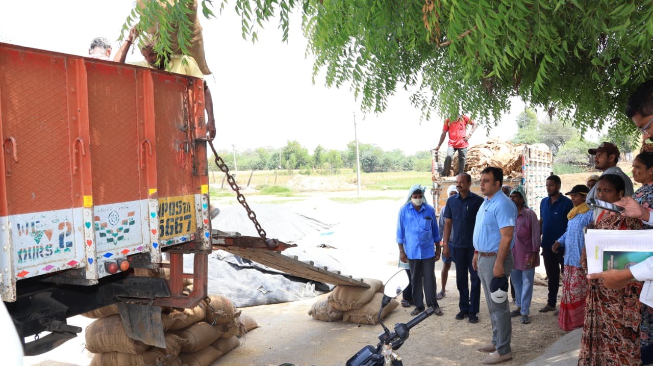 ధాన్యం కొనుగోలు కేంద్రాల ఆకస్మిక తనిఖీ  జిల్లా కలెక్టర్ సందీప్ కుమార్ ఝా